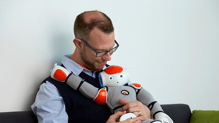 Erik Billing, lektor i informationsteknologi, med en av de sociala robotar som användes i DREAM-projektet. Foto: Högskolan i Skövde