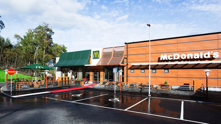 McDonald’s nya restaurang i Umeå är hamburgerkedjans konceptbyggnad modell mindre med trästomme, stålpelare och fasadskivor. Bild: Food Folk Sverige AB