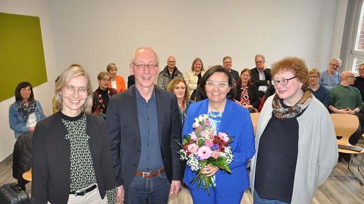 Nach der Antrittsvorlesung gab es Blumen (von links): Prodekanin Prof.in Dr.in Susanne Gerner, EHD-Präsident Prof. Dr. Uwe Becker, Prof.in Dr.in Gotlind Ulshöfer und Prof.in Dr.in Dorothea Rzepka (EHD).