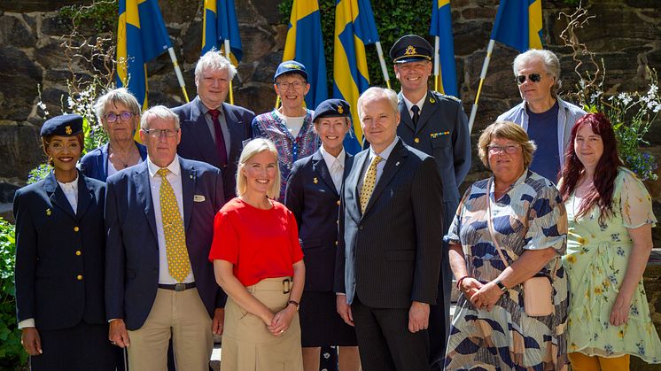 Representanter för Göteborgs Lottakår, Bohuslän-Dals försvarsutbildningsförbund, Göteborg segelflygklubb, förskolan Virvelvinden, Kungshamns hembygdsförening, Östra hemvärnsområdets förtroendenämnd och Fibromyalgiförbundet med landshövdingen. I bakgr