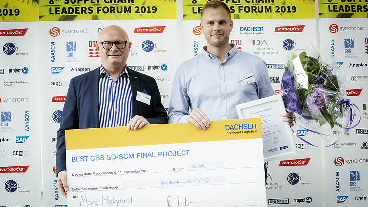 Vinderen af Dachser Award 2019 Marc Mølgaard sammen med René Sidor, Managing Director for Dachser Nordic. Foto: Carsten Snejbjerg.