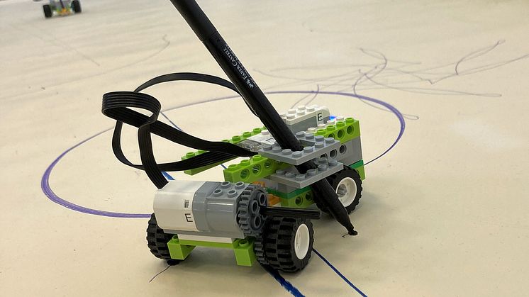 Ein Mal-Roboter zieht seine Kreise - entworfen von Kindern und Jugendlichen in der Sommerakademie | © Universität Vechta