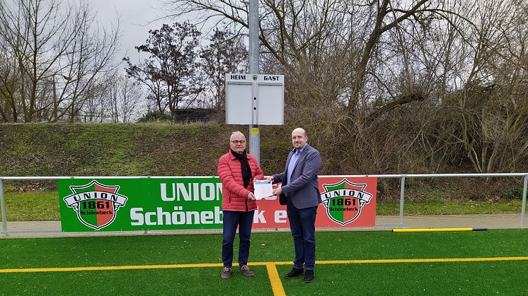 Besiegelten die gemeinsame Zusammenarbeit, um den Nachwuchssport in Schönebeck weiter voran zu bringen: Frank Rüchardt, Präsident von Union 1861 Schönebeck (links im Bild), und Sebastian Lösch, Niederlassungsleiter der Veolia Wasser Deutschland GmbH.