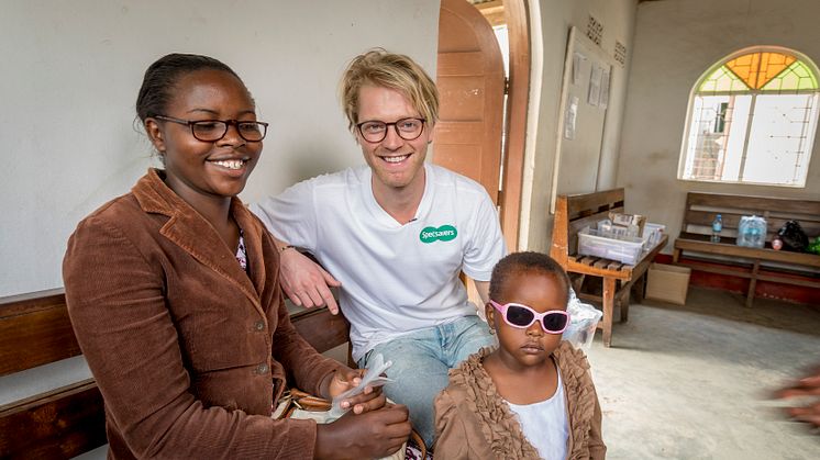 TV-kjendis og Specsavers ansikt utad Eilev Bjerkerud var med under siste tur til Tanzania i vår. Nå oppfordrer han alle brillebrukere til å levere inn sine brukte briller til nærmeste Specsavers-butikk.