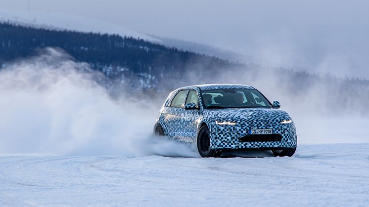 En prototyp av IONIQ 5 N vintertestas på Arjeplogs frusna sjöar.