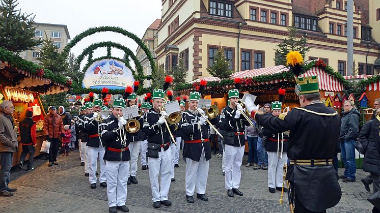 Mit der zehnten Bergparade läuten 265 Musikanten aus dem Erzgebirge die Festtage ein - Foto: Andreas Schmidt