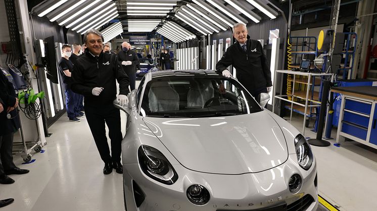 Luca de Meo, VD Renault Group, med Frankrikes finansminister Bruno Le Maire i Alpine-fabriken
