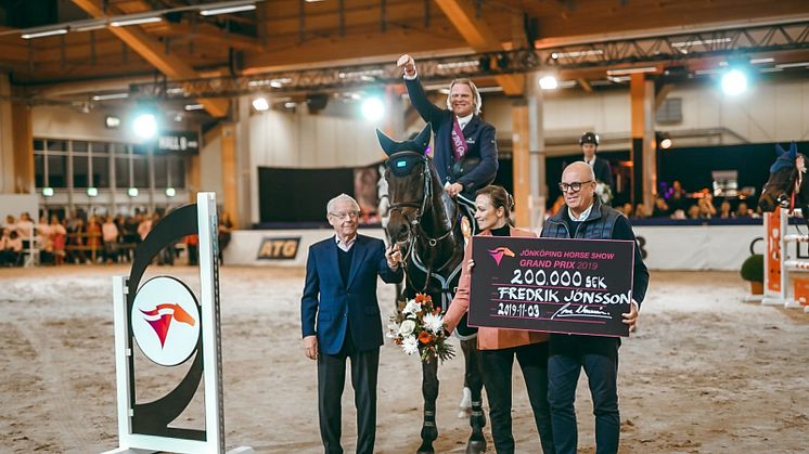 Fredrik Jönsson red för guld på sin VM häst Cold Play och tog hem segern i söndagens sista klass Jönköping Horse Show Grand Prix. 