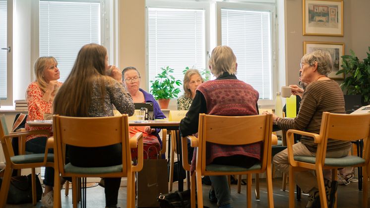 Utredare och forskare från Stiftelsen Äldrecentrum har i snart ett års tid regelbundet träffat äldre Södermalmsbor för att forska om äldre personer, tillsammans med äldre personer. Foto: Stiftelsen Äldrecentrum