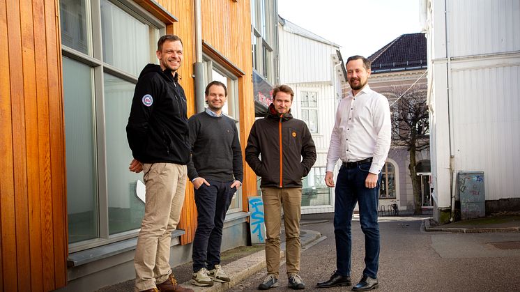 Fornøyd: Ivar André Toms (t.v.), Benjamin Abrahamsen og Martin Aas Ødegård, med daglig leder i Trainor Elsikkerhet AS,  Stian Martinsen.