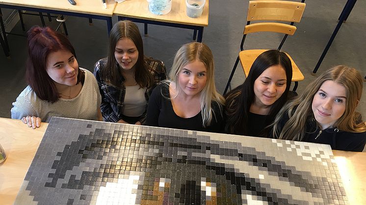 Verket "Se mig – jag ser dig" på Lillåns skola i Örebro, konstnär Maria Ängquist Klyvare