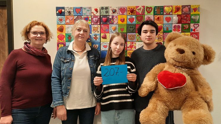 Rita Knobloch, Elvira Wegner, Anna Schmidt und Carl Jaenicke präsentieren stolz ihre Spendensumme