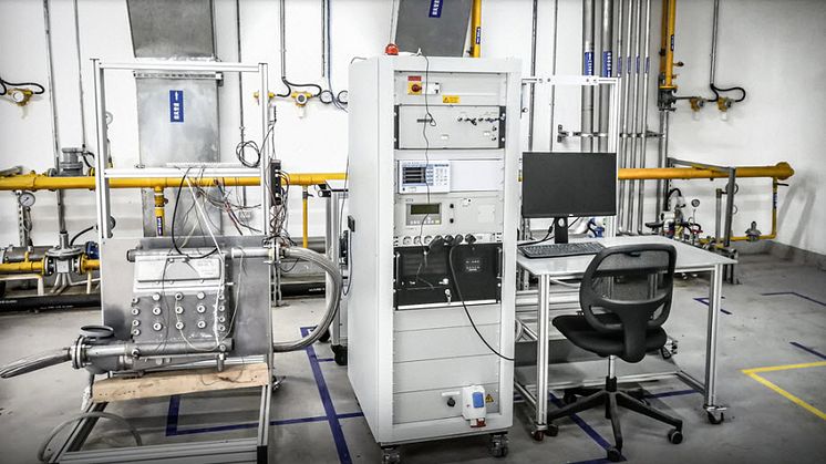 På de tre testbänkarna i laboratoriet i Shanghai kan ebm-papst ingenjörer mäta utsläpp, till exempel CO2- eller syrekoncentration, tryck och olika elektriska parametrar. (Foto: ebm-papst)