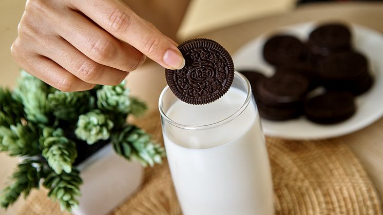 Rituál „Otoč, oblíž, omliekuj“: OREO môžete omliekovať celé naraz, alebo ho napríklad rozdeliť na dve časti, olízať krém a namočiť do mlieka až potom.