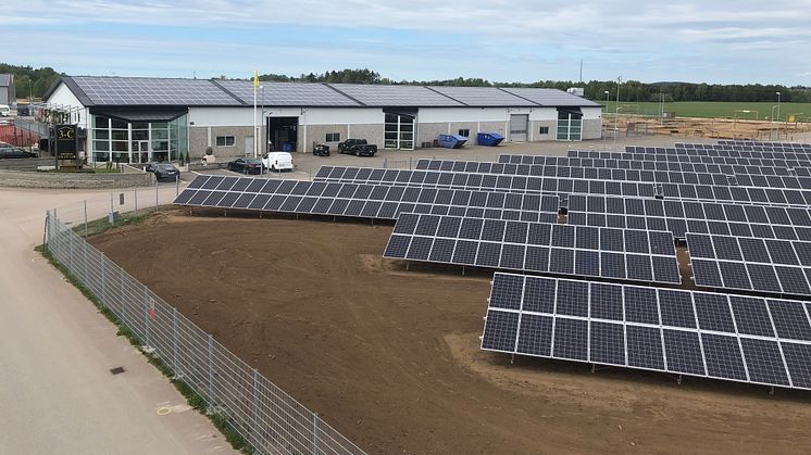 Med solpaneler på fabrikstak och tvärs över vägen klarar Falkenbergsföretaget 3C, tillverkare av CC-Fönsterdrev, sin egen energiförsörjning.