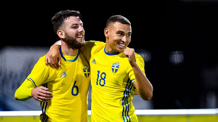 U21-herrlandslaget spelar EM-kvalmatch mot Malta 10 oktober på Olympia. På bild: Erdal Rakip och Jordan Larsson.  Foto: SvFF/Bildbyrån.