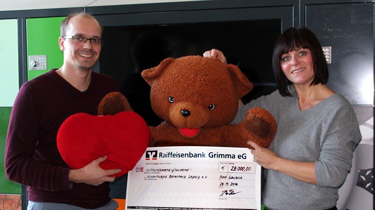 Spendenübergabe im neuen Firmensitz in Bad Lausick: Firmenchef Jörg Trautner mit Mona Meister vom Kinderhospiz Bärenherz