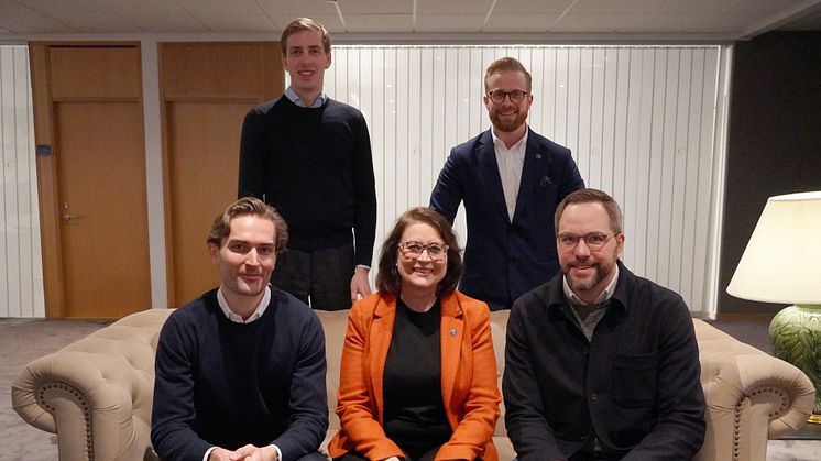 Främre rad: Jesper Eliason VD Bodil, Åsa Davidsson Vvd & Marknadschef HusmanHagberg, Johan Crafoord, Marknadschef Bodil. Bakre rad: Johan Lanner, Finanschef Bodil, Fredrik Kjell VD HusmanHagberg.