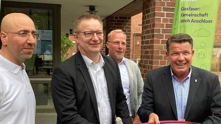 v.l. Nurettin Demirel, Kämmerer der Stadt Gehrden, Detlef Gieselmann, Geschäftsführer Avacon Connect GmbH, Torben Fuhrberg, Vertriebsleiter Avacon Connect GmbH und Cord Mittendorf, Bürgermeister der Stadt Gehrden