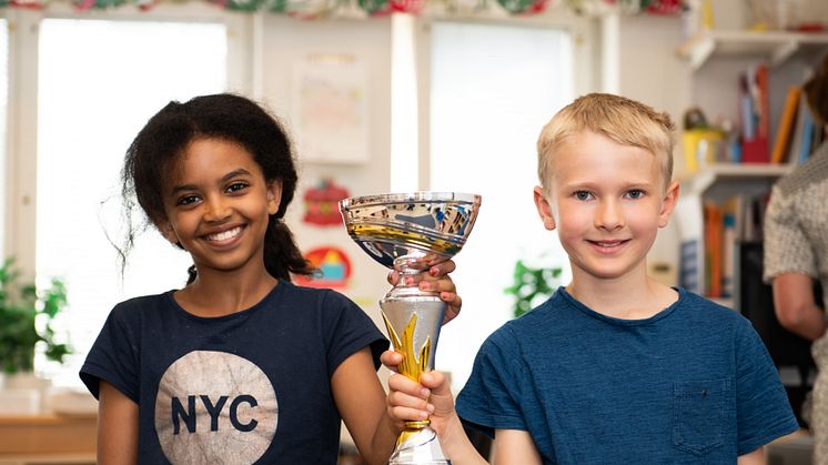 Förra årets vinnare av Lilla Säkerhetspriset 2018, Klass 2B Kevingeskolan i Dandaryd. På bilden fr vänster: Solana Zarai och Edvin Lundberg. (Foto: MTR/Emil Andersson)