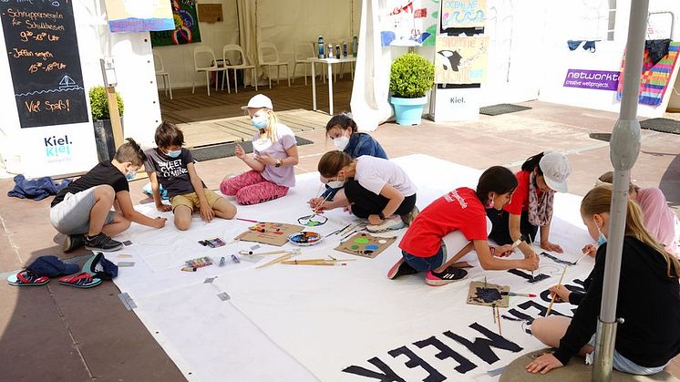 Aus Müll einzigartige Kunstwerke erschaffen! Die Künstler Robert Hecht und Dorien Lantin zeigen Kindern und Jugendlichen wie es geht. 