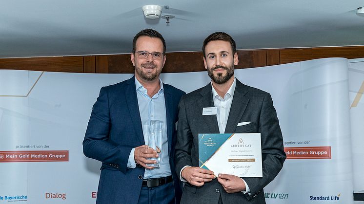 Stefan Liebig, Leiter Partnervertriebe, und Tim Stauffenberg aus dem Nachhaltigkeitsmanagement der Gothaer mit dem Assekuranz Award
