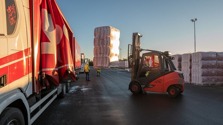 Här lastas de första ROCKWOOL produkterna som är tillverkade av förnyelsebar el vid fabriken i Moss. Photo: ROCKWOOL/Blackfilm