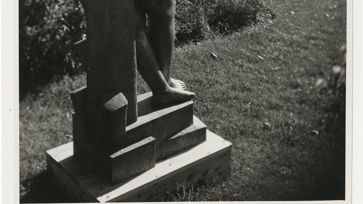 Marabou-personal med statyn Margit av Bror Hjorth