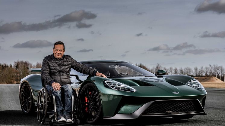 Jason Watt a saját Ford GT-je előtt