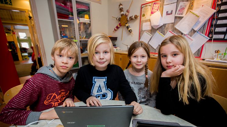 Barn använder datorer i sin undervisning. Foto: Michael Folmer/Mostphotos