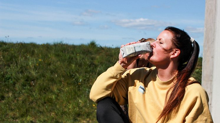 Det är viktigt att dricka vatten under utomhusträningen tycker gruppträningsansvarige Matilda på Formtoppen.