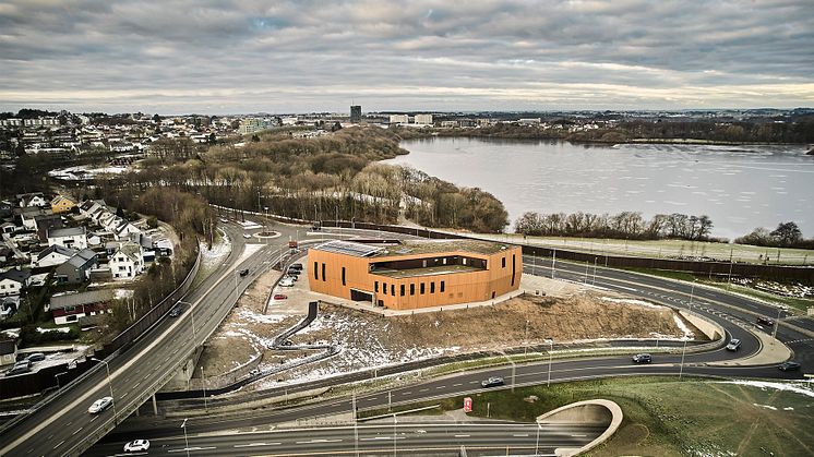 Scancheholen brannstasjonen ligger som en trygghetsskapende, solid forankring midt i et veinett og en strøm av foranderlige omgivelser. Foto: LINK Arkitektur / Tom Haga.