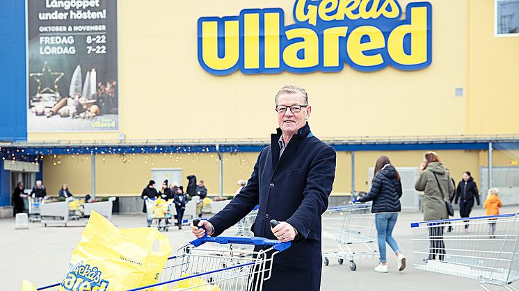 Boris Lennerhov utanför Gekås Ullared.