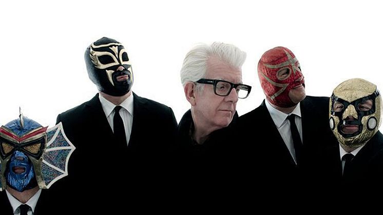 Tirsdag den 27. september svinger den engelske rock-rektor, Nick Lowe, sin groovy taktstok i Lille VEGA sammen Los Straitjackets.