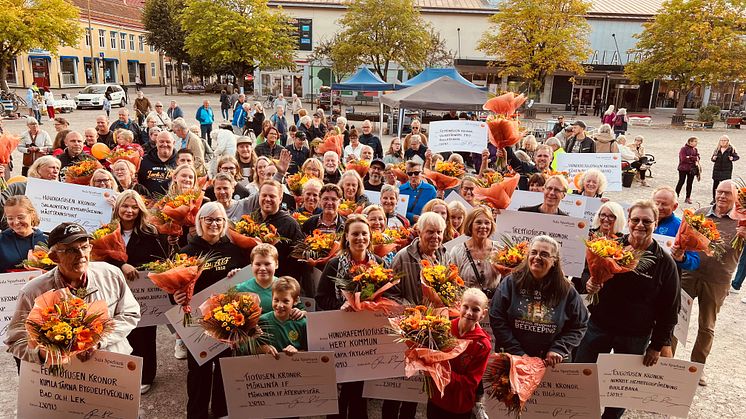 Årets 43 mottagare av Miljonen på Stora Torget i Sala 