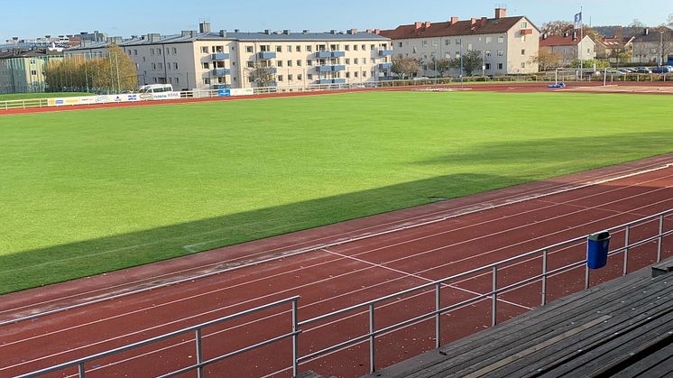 Fortsätt löpträna trots mörka kvällar - boka en tid på Tingbergsvallens löparbanor.