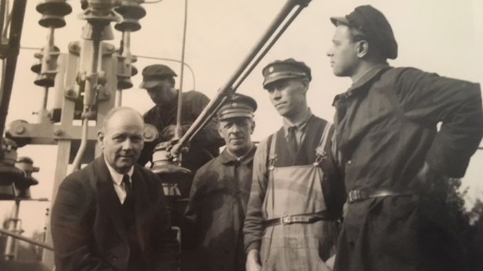 Bild från när tråden drogs mellan Hallsberg  och Motala på 30-talet. Emils morfar syns längst till höger i bild.