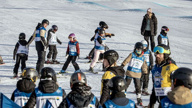 Alla på snö välkomnar elever till Tandådalen i Sälen