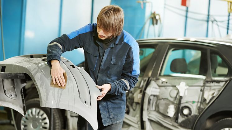 Kofangeren er en af de dele på bilen, som er mest modtagelig overfor skader, og reparation og efterfølgende maling kræver ofte, at bilen kommer på værksted.