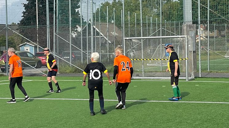 88-åriga Barbro Jämtmark har gjort comeback på fotbollsplanen.