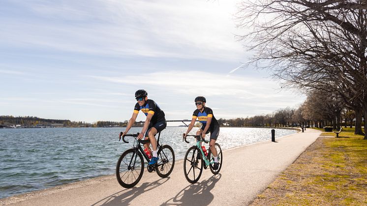 Klädkollektionen för Vätternrundan 2022 är inspirerad av sjön Vättern och har en mönsterbild som påminner om blå böljande vågor och Vätterns djupa vatten.