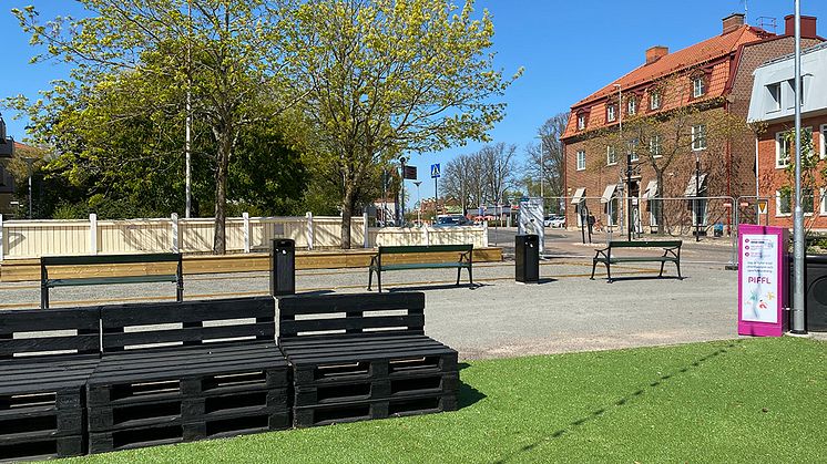 Centralt på Mårtensgatan 33 i Kävlinge håller en tillfällig park på att anläggas, i väntan på att en ny fastighet ska byggas på platsen.