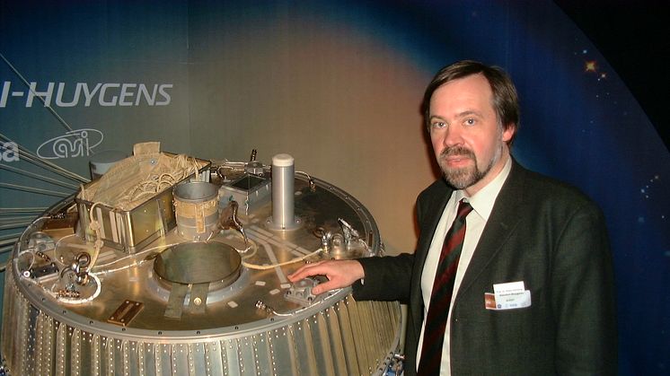 Foto: Prof. Dr. rer. nat. Klaus Schilling und Huygens-Sonde. Prof. Schilling leitet den Lehrstuhl für Robotik und Telematik an der Julius-Maximilians-Universität in Würzburg. Er forscht unter anderem an Kleinstsatellitensystemen.