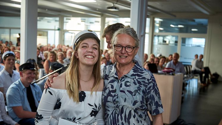 Sara Ljungberg blev årets klasserepræsentant for 3.d og fik overrakt boggaven af lektor Lisbeth Greve. 