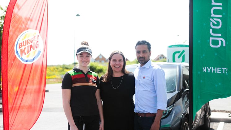 Markedssjef i Burger King, Heidi Moss (i midten), er fornøyd med at ladestasjonene nå skal åpnes. Her sammen med medarbeider Betina Stensrud og franchisetaker Deepak Sharma, fra Burger King Horten. Foto: Monique Berntsen