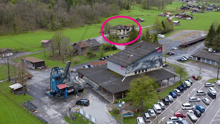 Luftaufnahme: Talstation Stechelberg mit dem 2019 erworbenen Schulhaus im Hintergrund (Kreis)