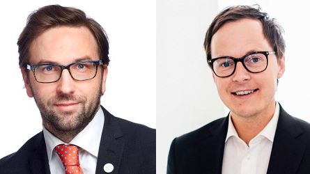 Fredrik Malm (L) och Mats Persson (L) diskuterar Eslövs ungdomssatsning