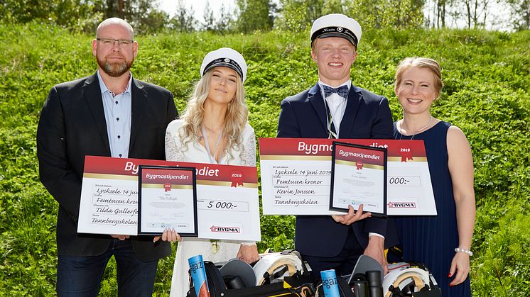 På bilden: Joakim Nygren (försäljningschef Bygma Lycksele), Tilda Gullerfelt, Kevin Jonsson och Victoria Hvirfvel (rektor Tannbergsskolan). Foto: Marcus Bäckström