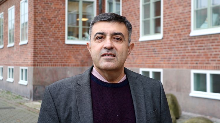 Ahmad Aghazadeh disputerar vid Malmö universitet på en studie om behandling av benförlust på tandimplantat.