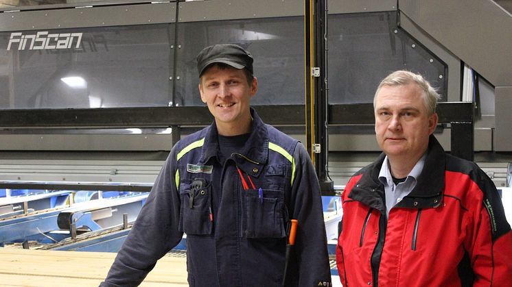 Från vänster: Kent Roger Eriksson, elektriker, och Peter Lundström, VD på NK Lundströms